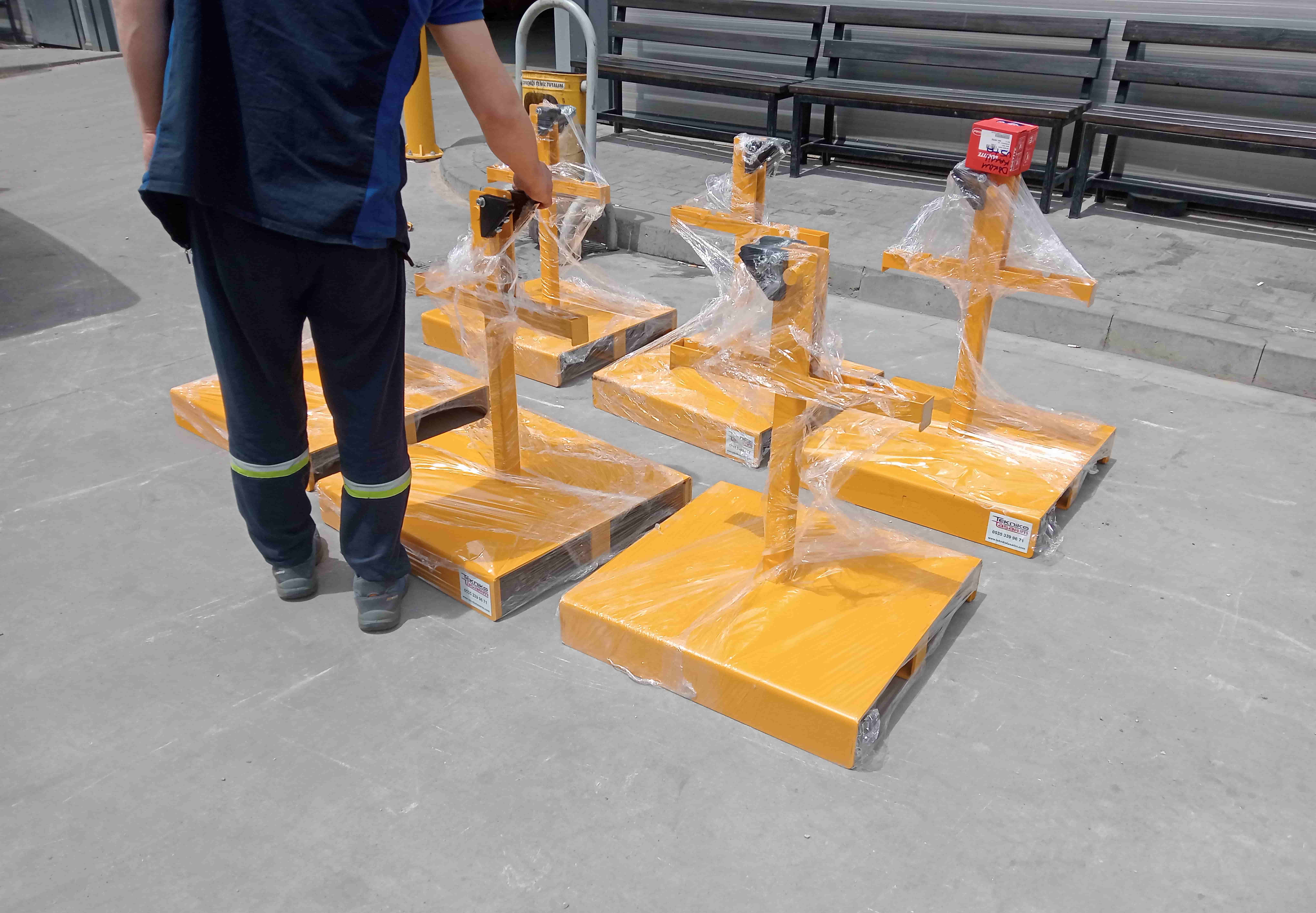 Model Hanger Apparatus