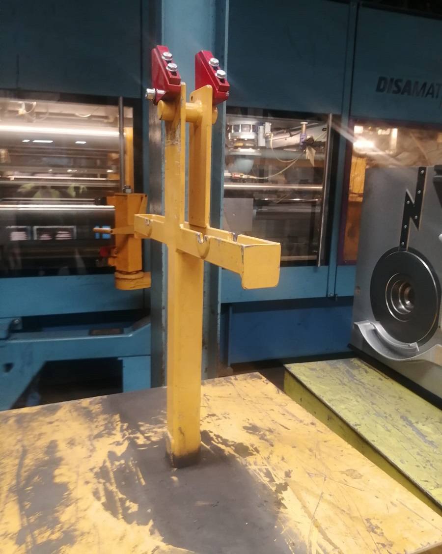Model Hanger Apparatus